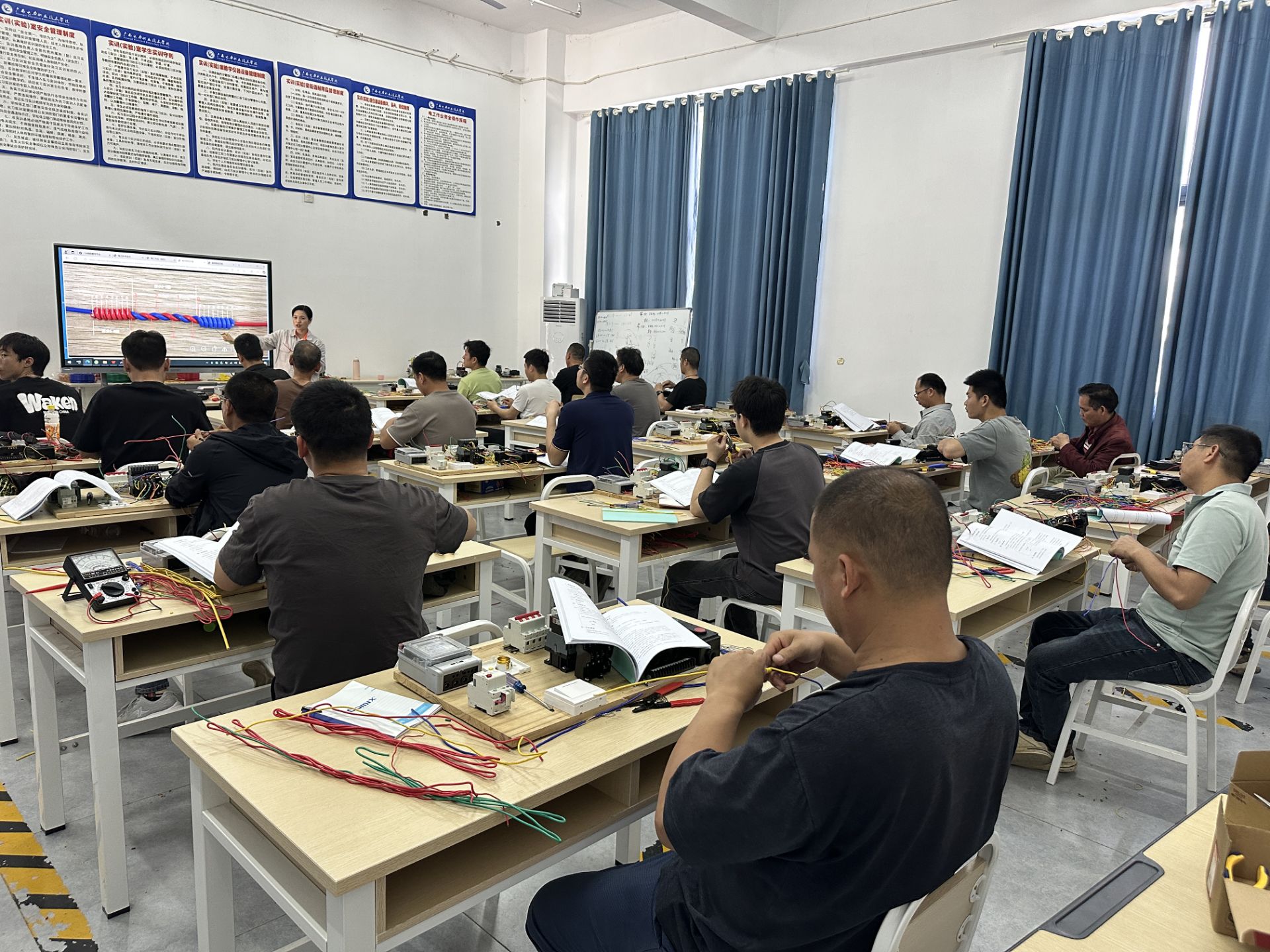 廣西電力職業技術學院電力工程學院教工黨支部 開展專項技能培訓 助力職業技能提升
